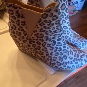 Toms Kelsey Cheetah Print wedge Ankle Booties
